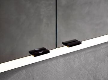 EMCO PRIME SLIM zrcadlová skříňka vestavná 100x70x14,4 cm, osvětlení s regulací stmívání a teploty světla, s vypínačem a el. zásuvkou, černá, zadní stěna bílé sklo  949713605 Obrázek - fotka