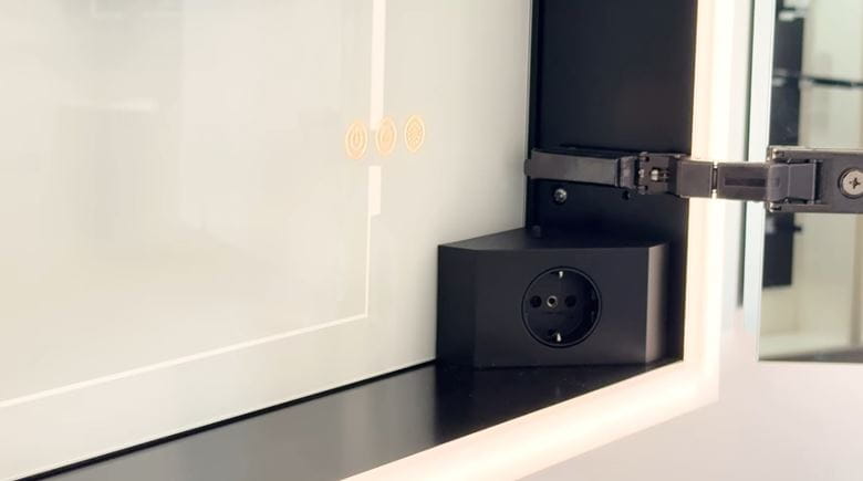 EMCO PRIME SLIM zrcadlová skříňka vestavná 120x70x14,4 cm, osvětlení s regulací stmívání a teploty světla, s vypínačem a el. zásuvkou, černá, zadní stěna bílé sklo  949713606 Obrázek - fotka