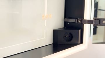 EMCO PRIME SLIM zrcadlová skříňka vestavná 130x70x14,4 cm, osvětlení s regulací stmívání a teploty světla, s vypínačem a el. zásuvkou, černá, zadní stěna bílé sklo  949713607 Obrázek - fotka