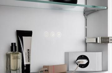 EMCO PRIME SLIM zrcadlová skříňka vestavná 140x70x14,4 cm, osvětlení s regulací stmívání a teploty světla, s vypínačem a el. zásuvkou, hliník, zadní stěna bílé sklo  949708308 Obrázek - fotka