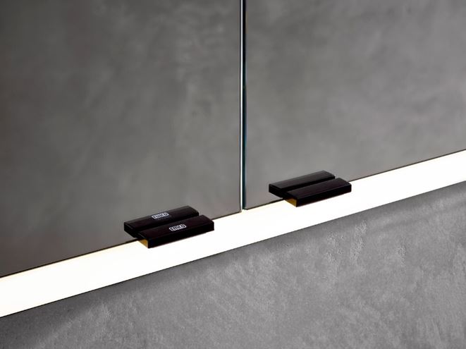 EMCO PRIME SLIM zrcadlová skříňka vestavná 160x70x14,4 cm, osvětlení s regulací stmívání a teploty světla, s vypínačem a el. zásuvkou, černá, zadní stěna bílé sklo  949713609 Obrázek - fotka