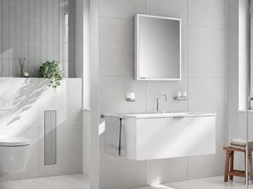 EMCO PRIME SLIM zrcadlová skříňka vestavná 60x70x14,4 cm, osvětlení s regulací stmívání a teploty světla, s vypínačem a el. zásuvkou, panty vpravo, hliník, zadní stěna bílé sklo  949708302 Obrázek - fotka
