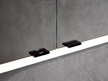 EMCO PRIME SLIM zrcadlová skříňka vestavná 60x70x14,4 cm, osvětlení s regulací stmívání a teploty světla, s vypínačem a el. zásuvkou, panty vpravo, černá, zadní stěna bílé sklo  949713602 Obrázek - fotka
