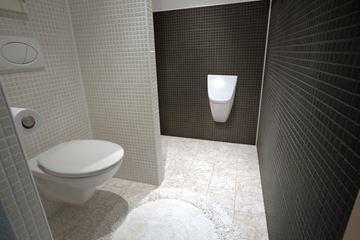 SANELA pisoár Vila s radarovým splachovačem, napájení ze sítě, zadní přívod vody, Bluetooth ovládání SLP 37R Obrázek - fotka