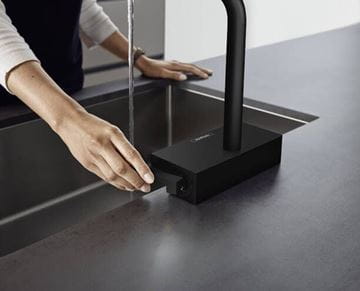 HANSGROHE AQUNO SELECT M81 dřezová baterie, s vytahovací koncovkou a plochou sprškou, matná černá 73836670 Obrázek - fotka