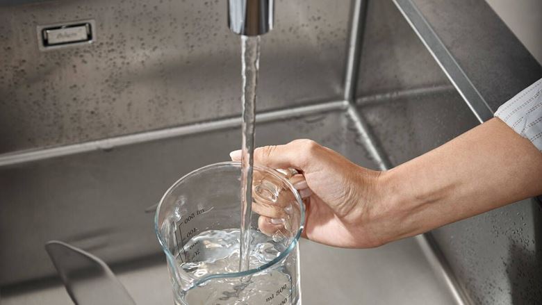 HANSGROHE METRIS SELECT M71 dřezová baterie, s vytahovací sprškou, sBox, kartáčovaný černý chrom 73818340 Obrázek - fotka