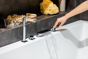 RAVAK CHROME CR 025.00 baterie na okraj vany, 4-otvorová, s přepínačem, se sprchovou soupravou, chrom X070073 Obrázek - fotka