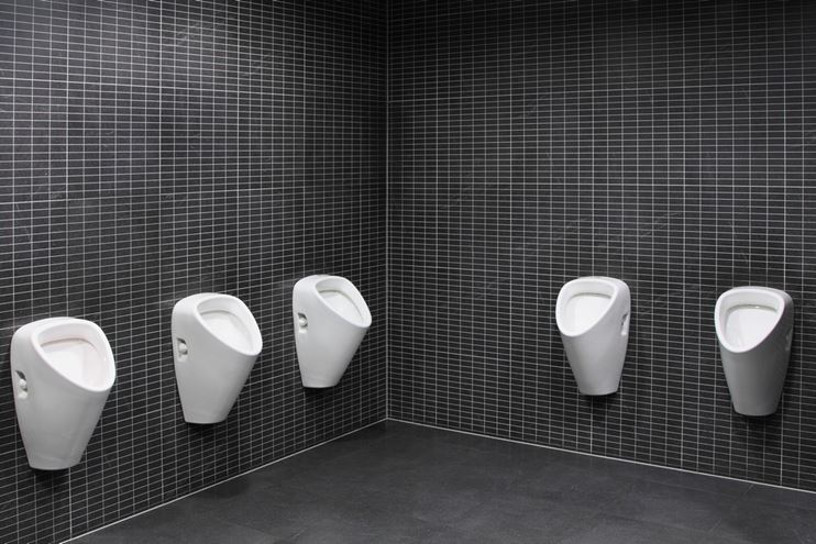 SANELA pisoár Golem s radarovým splachovačem, napájení z baterie, zadní přívod vody, Bluetooth ovládání SLP 19RB Obrázek - fotka