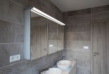 TIMERA SENTA HSSN zrcadlová skříňka 100x70,7x21,7 cm, osvětlení, s vypínačem a el. zásuvkou, hliník, stříbrná HSSN 0707 1000.301 Obrázek - fotka