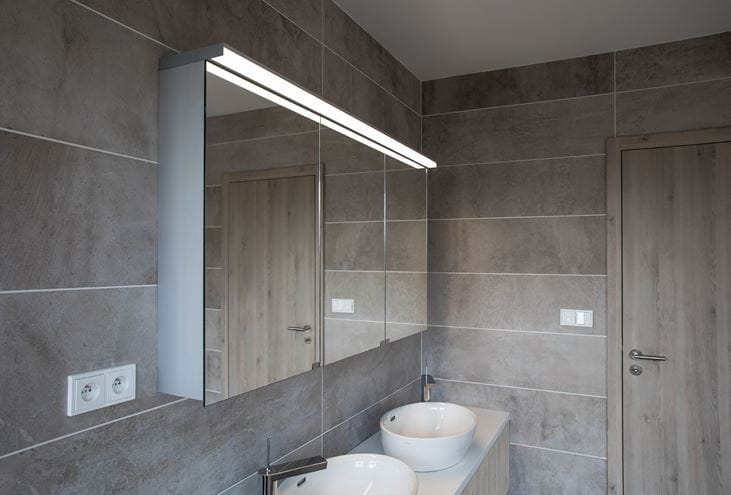 TIMERA SENTA HSSN zrcadlová skříňka 100x70,7x21,7 cm, osvětlení, s vypínačem a el. zásuvkou, hliník, stříbrná HSSN 0707 1000.301 Obrázek - fotka
