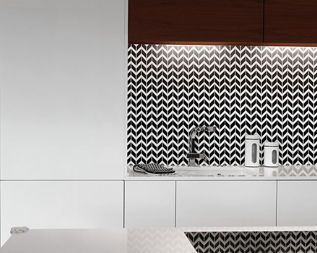 DUNIN BLACK & WHITE mozaika 30,5x30,5(5,1x1,3, 5,1x3,2)cm, lesk, white/black P. BLACK CHEVRON MIX Obrázek - fotka