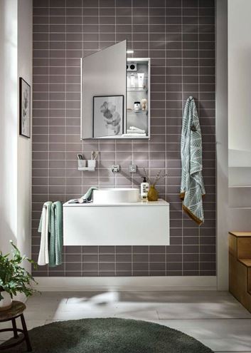 EMCO MEE zrcadlová skříňka 60x74,6x15,3 cm, osvětlení, s vypínačem a el. zásuvkou, hliník, stříbrná 949805050 Obrázek - fotka