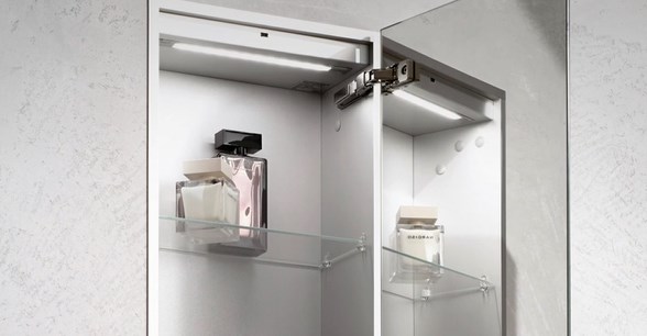 CONCEPT 300 vysoká skříňka 31,6x15,8x158,6 cm, 1 dvířka, Push-open, s osvětlením, bílá/bílé sklo 015-2027 Obrázek - fotka